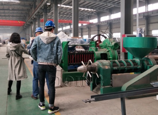 جاء عميلان روسيان لمشاهدة معدات استخراج مذيب زيت الطهي لإنتاج زيت نخالة الأرز