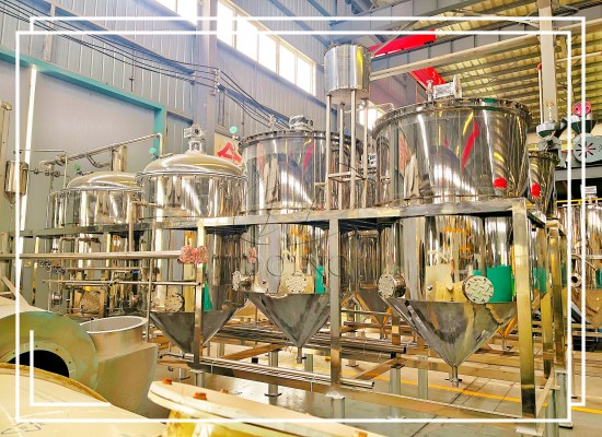 What impurities can edible oil refining equipment remove during processing?