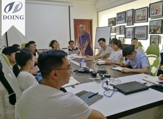 Một cuộc họp giữa các giám đốc bộ phận của nhà máy và bán hàng, để cung cấp dịch vụ tốt hơn cho khách hàng