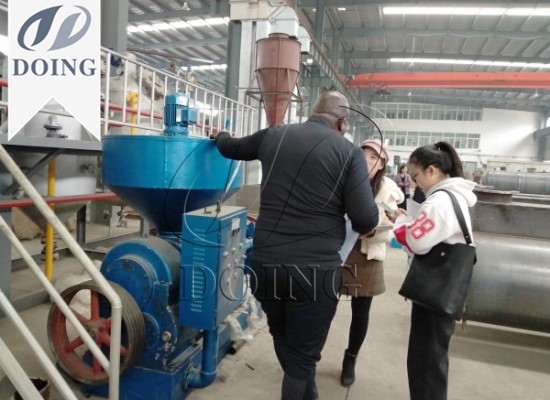 Pelanggan dari Afrika Selatan datang untuk melihat mesin pabrik minyak bunga matahari